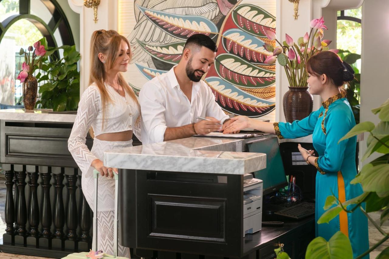 Grand Sunrise Palace Hoi An- A Luxury Indochine Hotel & Spa Luaran gambar A guest checking in at the hotel