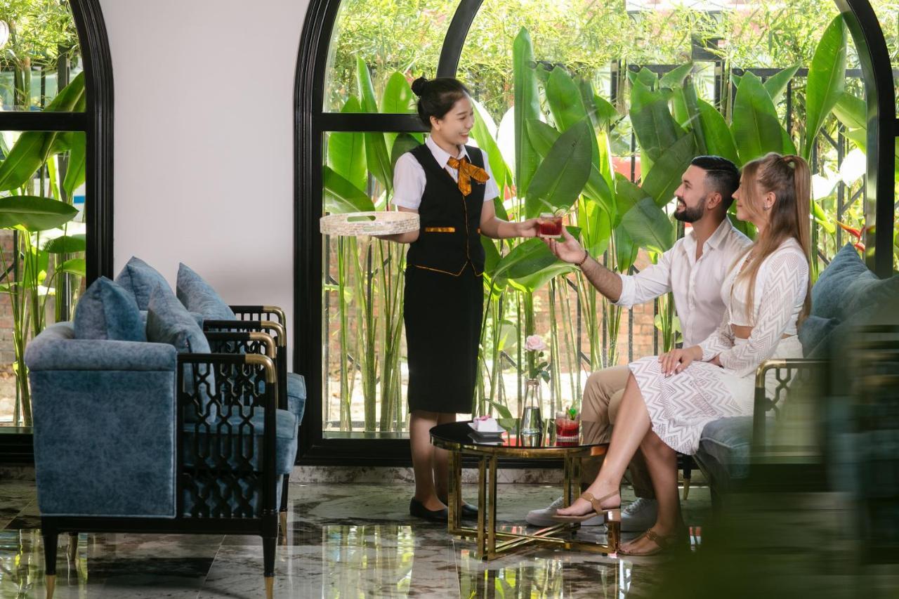 Grand Sunrise Palace Hoi An- A Luxury Indochine Hotel & Spa Luaran gambar A hotel butler serving drinks