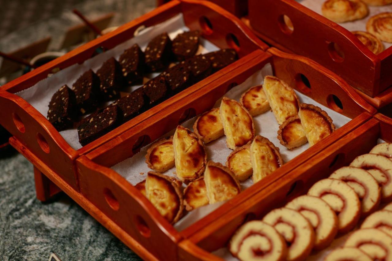 Grand Sunrise Palace Hoi An- A Luxury Indochine Hotel & Spa Luaran gambar A selection of kueh