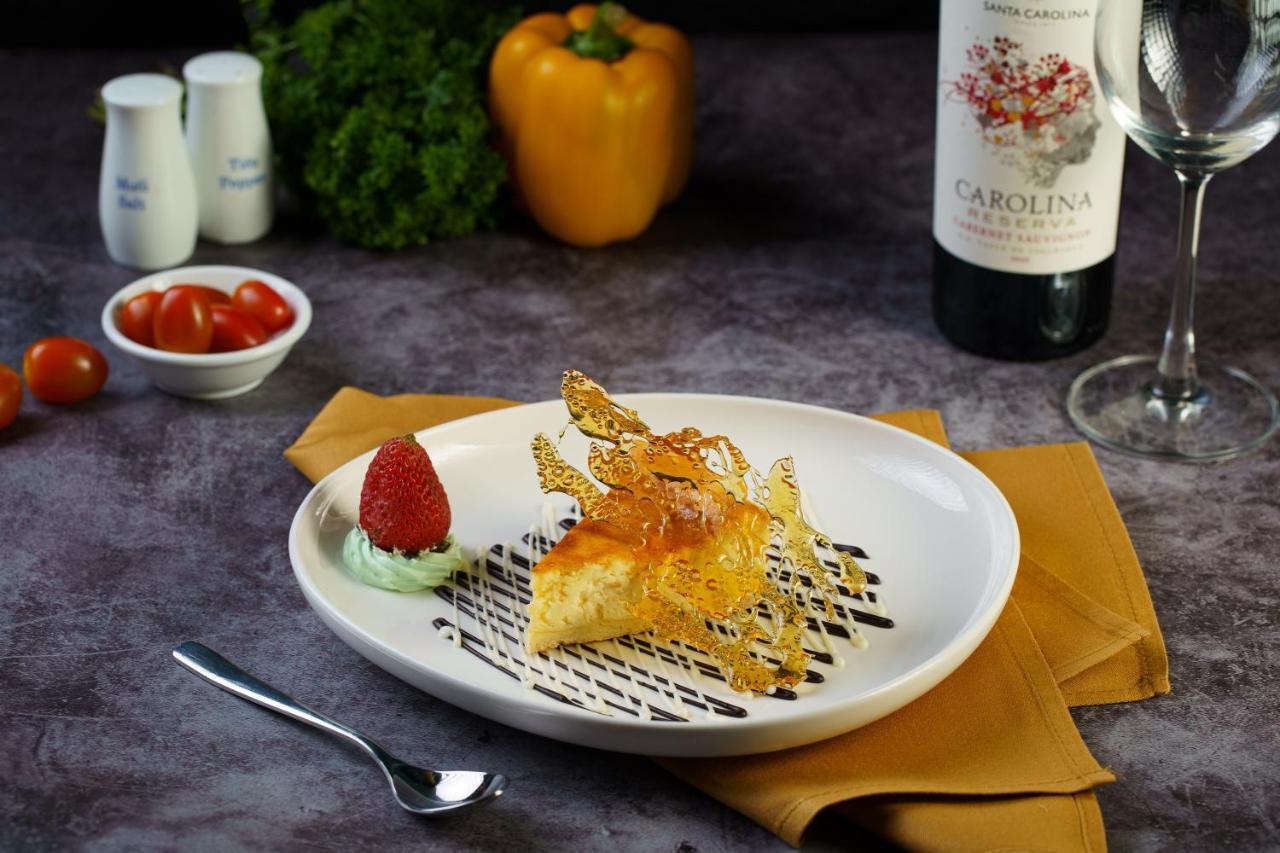 Grand Sunrise Palace Hoi An- A Luxury Indochine Hotel & Spa Luaran gambar A cheesecake with a caramel lattice