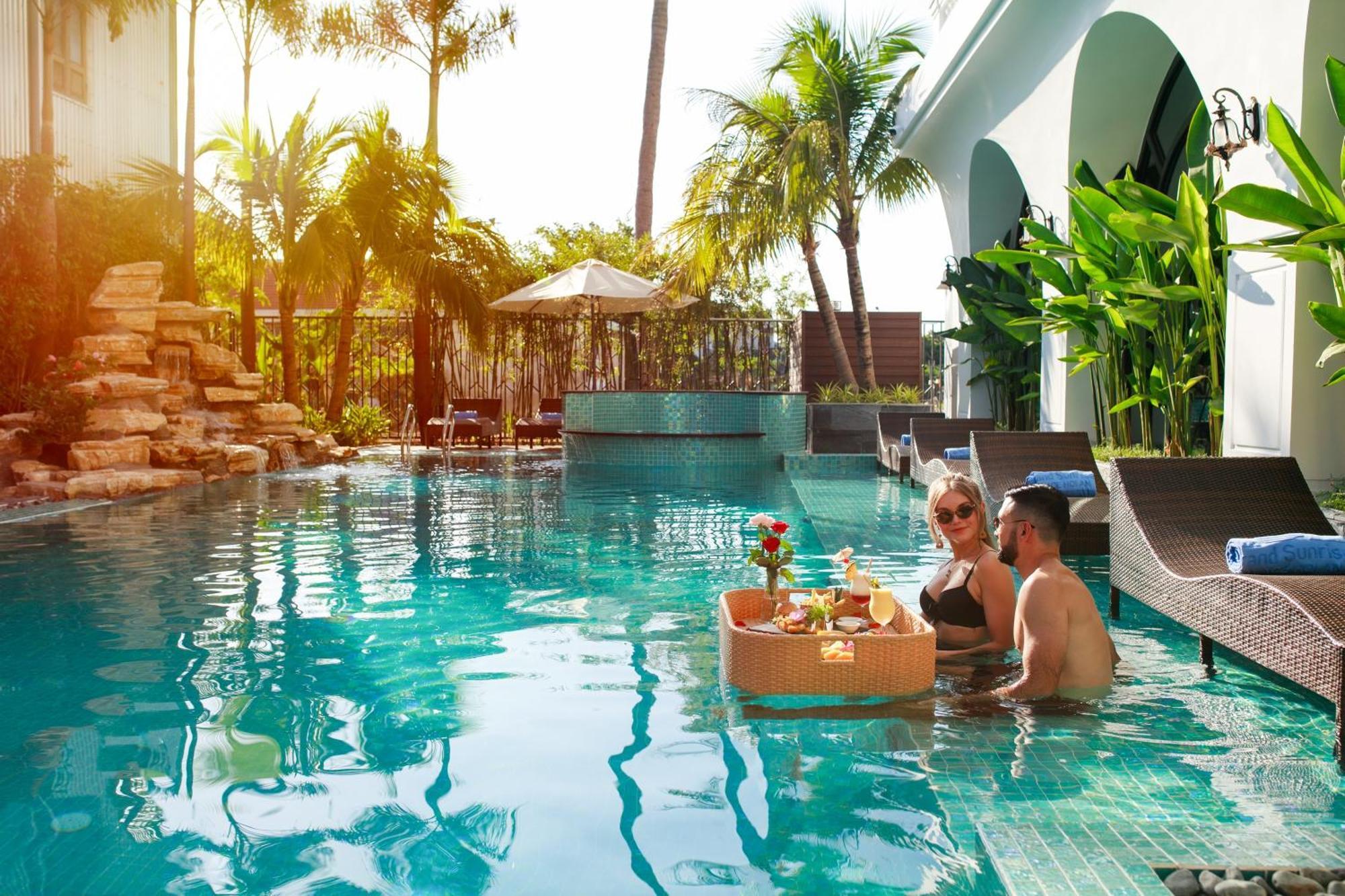 Grand Sunrise Palace Hoi An- A Luxury Indochine Hotel & Spa Luaran gambar The swimming pool at the hotel