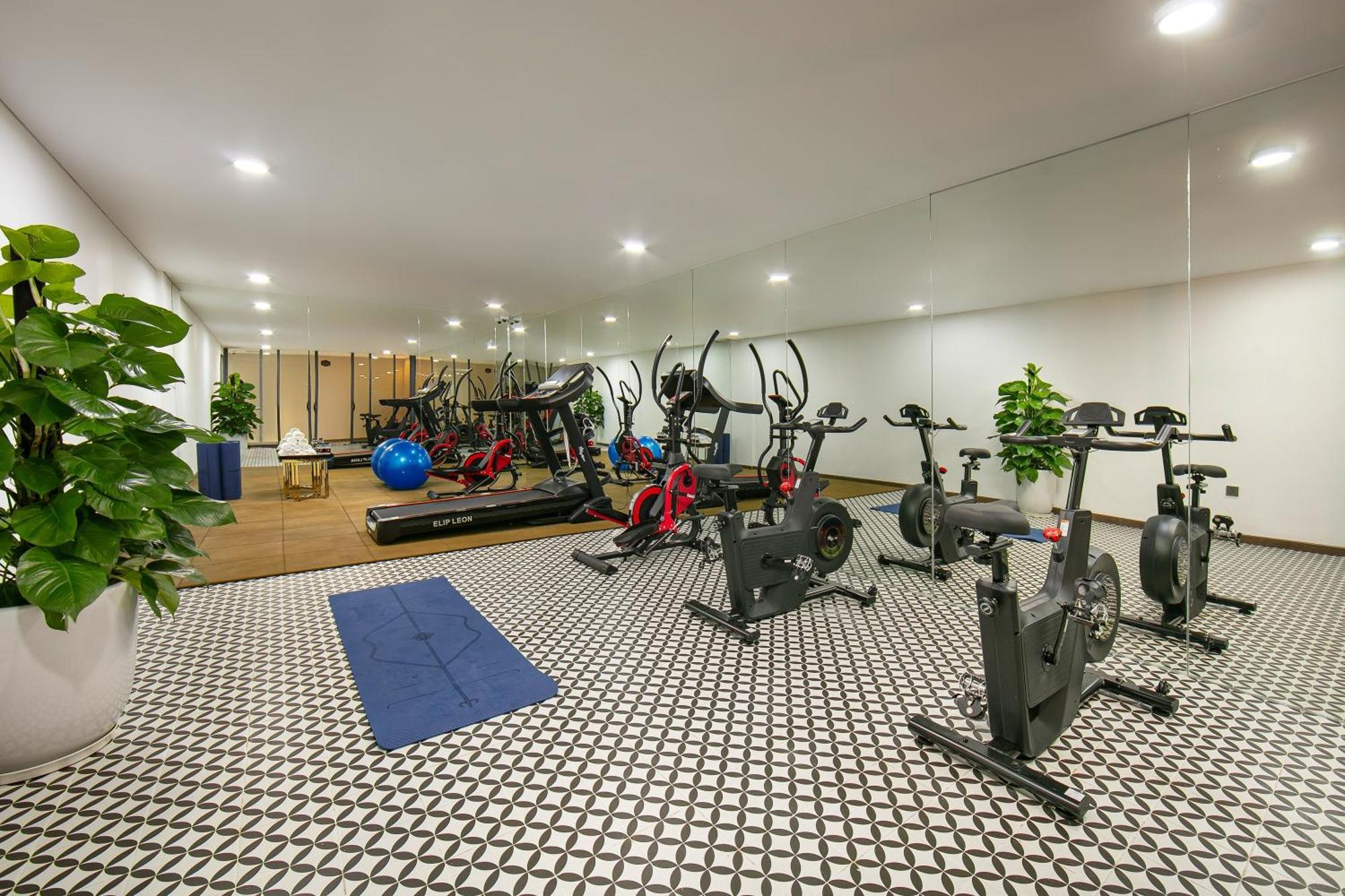 Grand Sunrise Palace Hoi An- A Luxury Indochine Hotel & Spa Luaran gambar The gym at the hotel