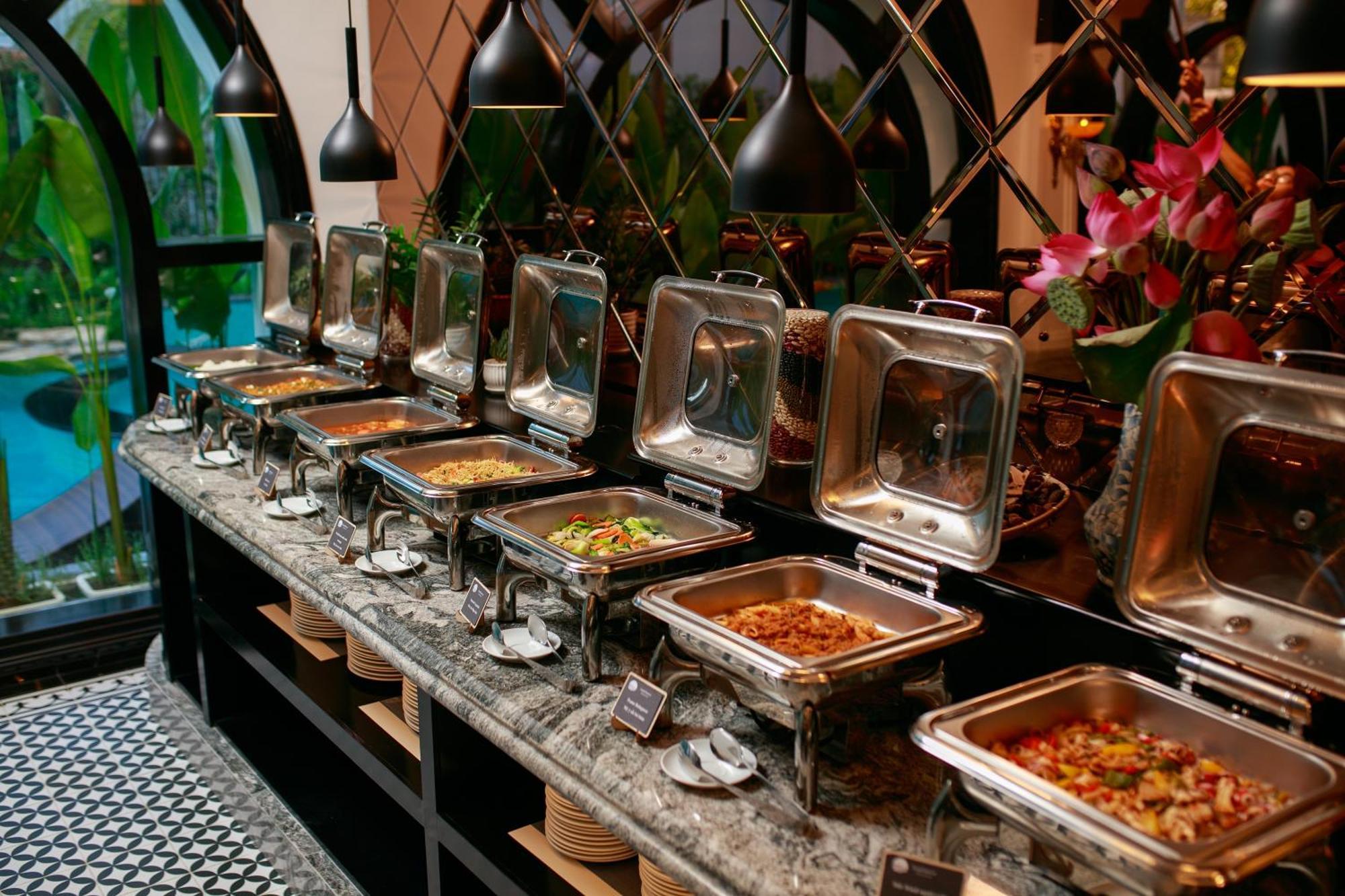 Grand Sunrise Palace Hoi An- A Luxury Indochine Hotel & Spa Luaran gambar A buffet at a restaurant